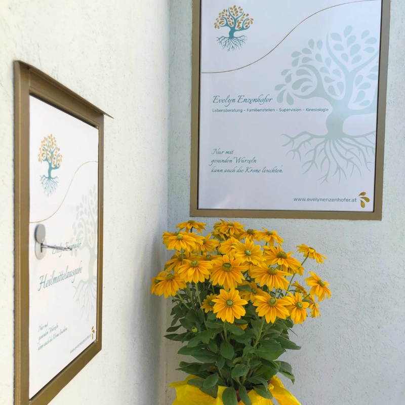 Blumenstock mit gelben Blüten